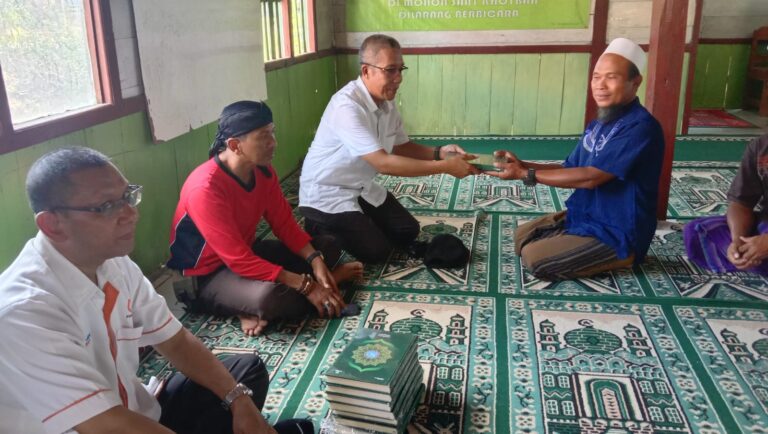 Perhutani Randublatung Beri Bantuan Kitab Al Qur’an ke Takmir Masjid Al Iklas Desa Kepoh