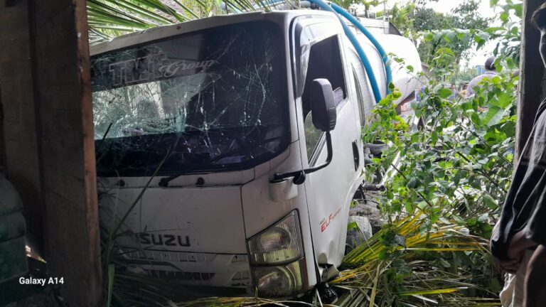 Truk Tangki Air Seruduk Warung Nasi Goreng di Desa Menden