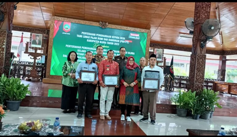 Bupati Blora Beri Penghargaan kepada 51 Desa yang Lunas PBB Pedesaan Perkotaan 2023