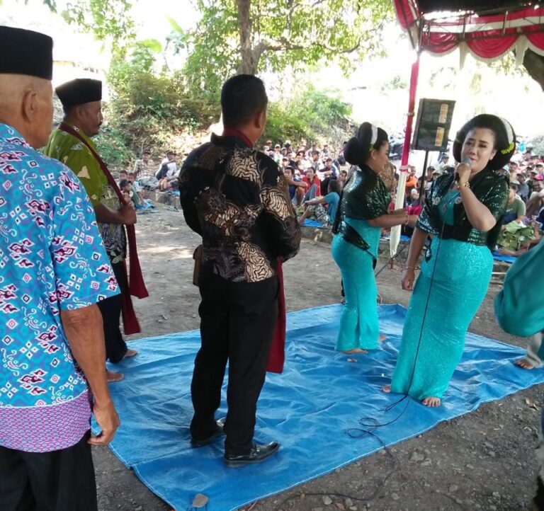 Warga Kadengan-Randublatung Gelar Hajatan Sedekah Bumi