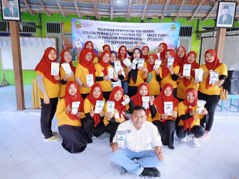 Anggota PKK Desa Ngampel-Blora Ikuti Pelatihan Pembuatan Teh Herbal