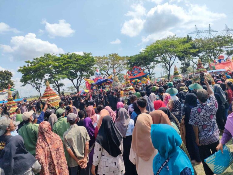Meriahkan Sedekah Bumi, Dukuh Bapangan Desa Mendenrejo Arak Tujuh Gunungan