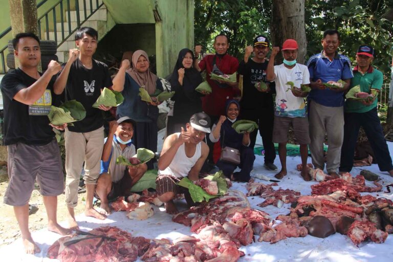 Tanpa Intruksi Pimpinan, Petugas DP4 Blora Laksanakan Pemotongan Hewan Kurban berupa Satu Ekor Sapi