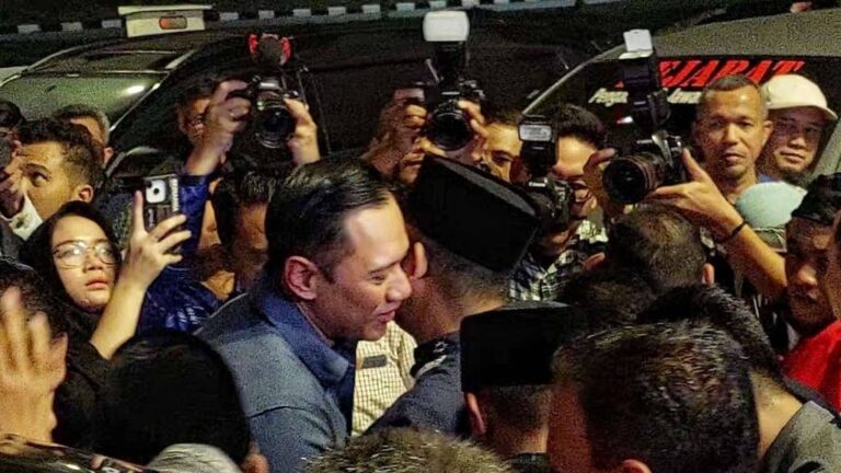Tiba di Tanah Air Usai Pergi Haji, Anies Disambut AHY dan Relawan