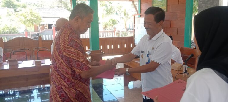 Penuh Haru, Kepala Desa Jati Serahkan SK Purna Bakti kepada 2 Perangkatnya
