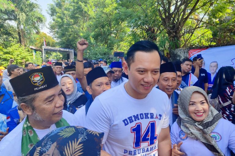 Bulan Bhakti Demokrat, AHY Kunjungi Warga di Kawasan Pasar Minggu