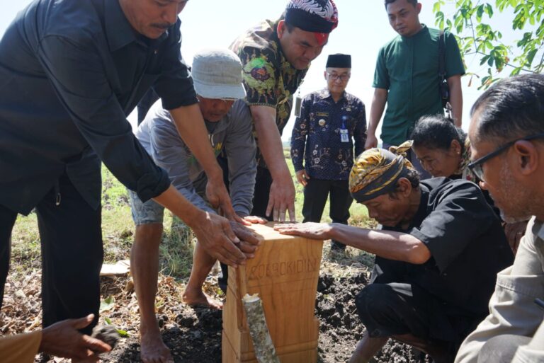 Pemugaran Makam Almarhum Simbah Soerokidin, Bupati Blora Ikut Memasang Tetenger Baru