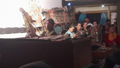 Enam Dalang Cilik Meriahkan Acara Tironan Bulan Suro di Desa Sambongrejo