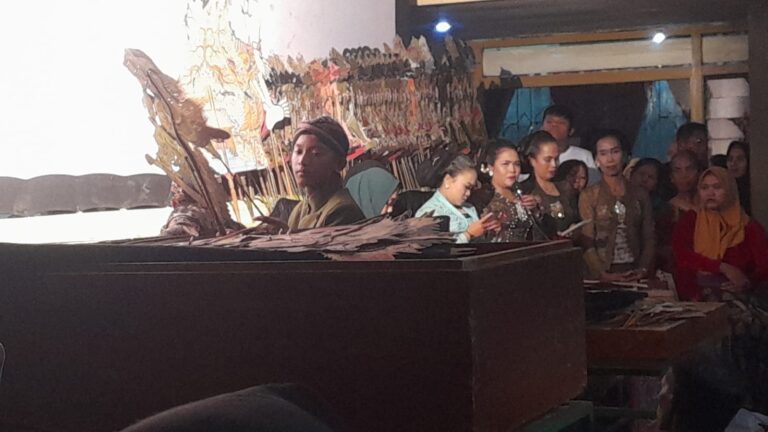 Enam Dalang Cilik Meriahkan Acara Tironan Bulan Suro di Desa Sambongrejo