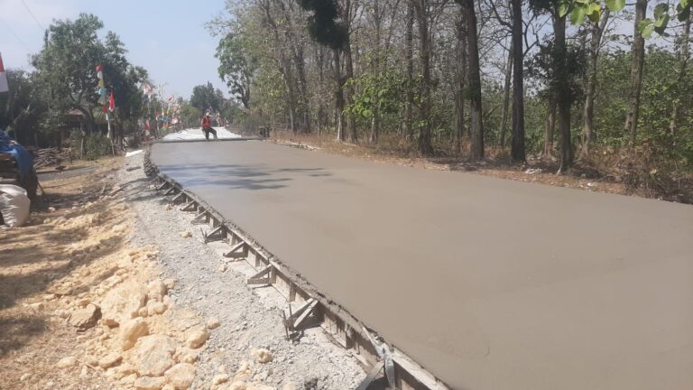 Jalan Hutan Kunduran-Doplang 2 Km Lebih Dibangun Rigit Beton