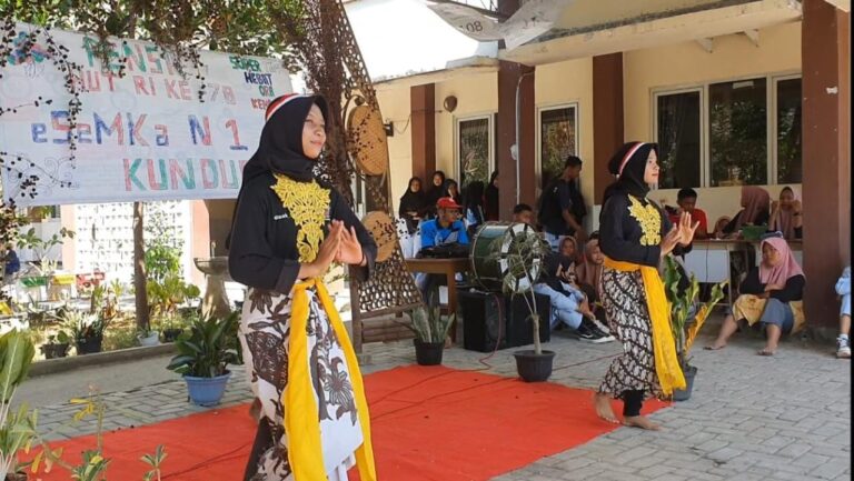 Nguri-uri Budaya, SMK Negeri 1 Kunduran Tampilkan Tarian Daerah pada Peringatan HUT RI ke-78