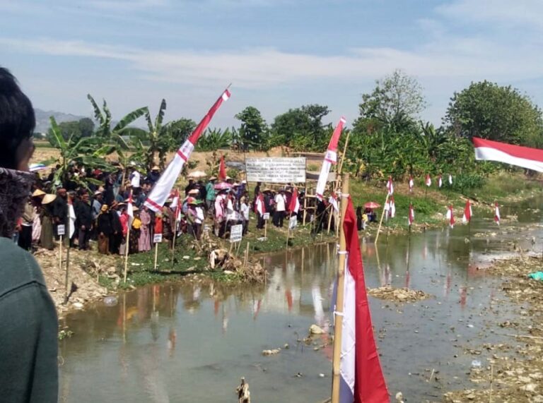 Peringati HUT RI ke-78, Warga Sedulur Sikep di Pati Gelar Upacara Bendera di Atas Gundukan Sampah