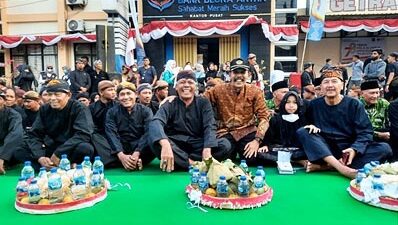 Gerakan Sego Berkat Bungkus Godong Jati dan Mengenakan Busana Samin Terbanyak di Blora, Tercatat Rekor MURI