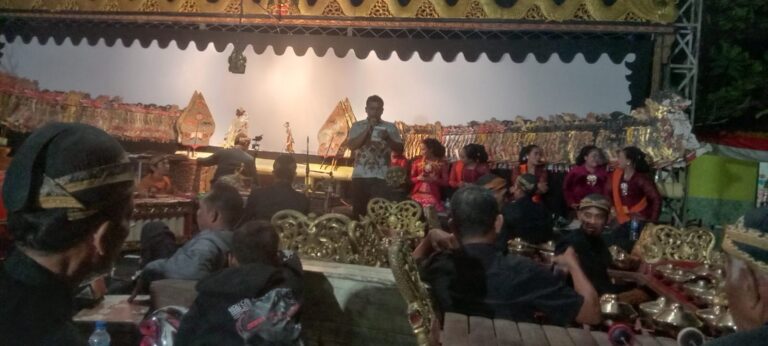 Puncak Acara Peringati HUT ke-78 Kemerdekaan RI, Kelurahan Wulung Pentaskan Wayang Kulit Semalam Suntuk