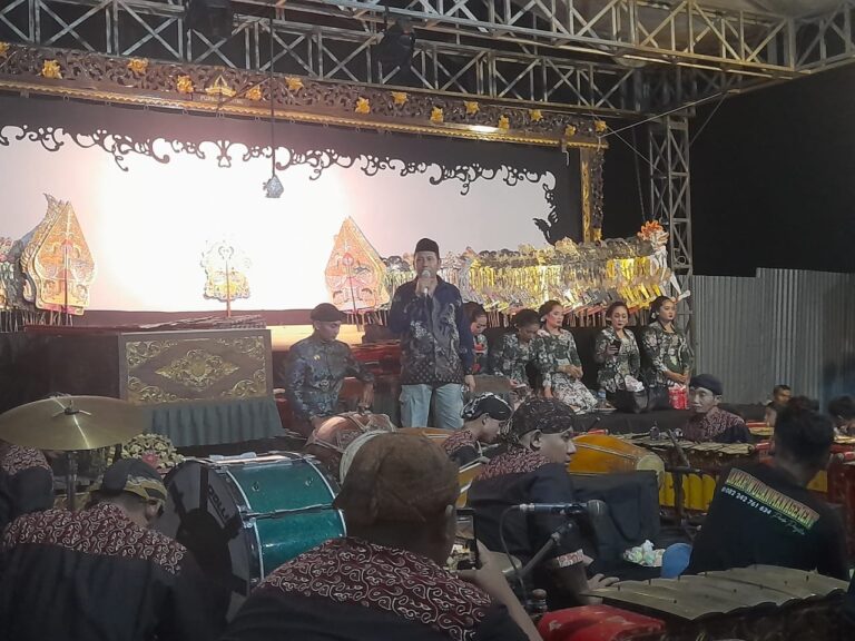 Terpilih Jadi Kades Brumbung, Tahan Syukuran dengan Menggelar Wayang Kulit Semalam Suntuk