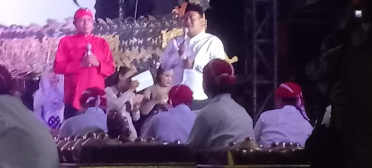 Peringati Tiron Kembar, Dua Kades Nanggap Wayang Kulit Semalam Suntuk