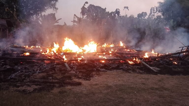 Akibat Listrik Arus Pendek, Dua Rumah di Desa Sumberjo Terbakar