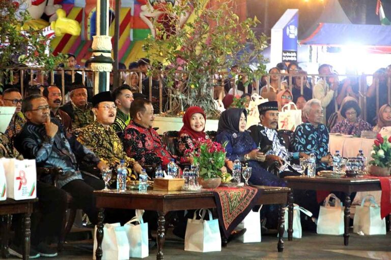 Ribuan Penonton Tumplek Blek di Alun-alun Blora Ikuti Resepsi HUT Kemerdekaan