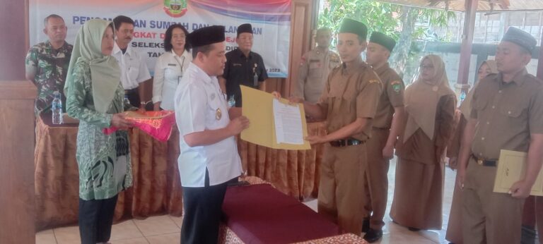 Disaksikan Kepala Dinas PMD Blora, Enam Perangkat Desa Mendenrejo Dilantik dan Diambil Sumpah Jabatannya