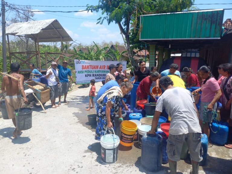 Peduli Kekeringan, Perhutani KPH Randublatung Bantu 0 Tangki Air Bersih di Tiga Kecamatan