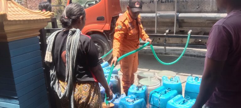 Desa Singget Terima Bantuan Tiga Truk Tangki Air Bersih dari BPBD Blora