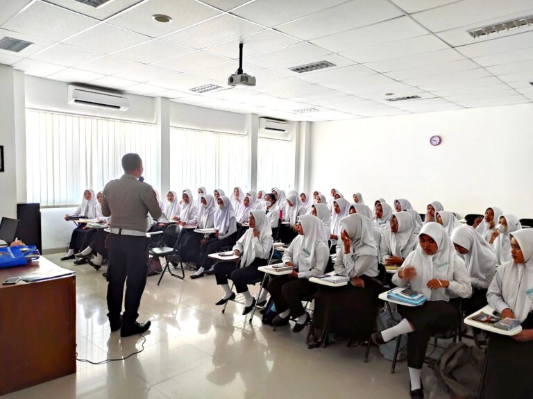 Satlantas Polres Blora Sosialisasikan Tibcarlantas di Kampus AKBID Blora