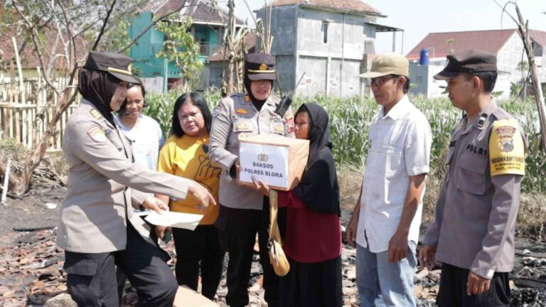 Korban Kebakaran di Desa Seso Kecamatan Jepon Terima Bantuan dari Polres Blora