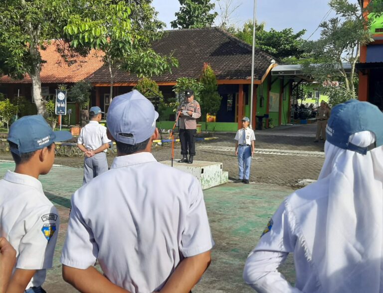 Cegah Perundungan di Kalangan Siswa, Kapolres Blora Berdayakan Bhabinkamtibmas Jadi Pembina Upacara di Sekolah