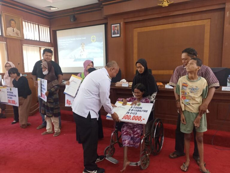 Pj Bupati Pati Serahkan Bantuan bagi Penyandang Disabilitas
