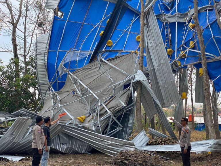 Puting Beliung Robohkan Kandang Ayam Berisi Puluhan Ribu Ayam di Wilayah Todanan, Blora