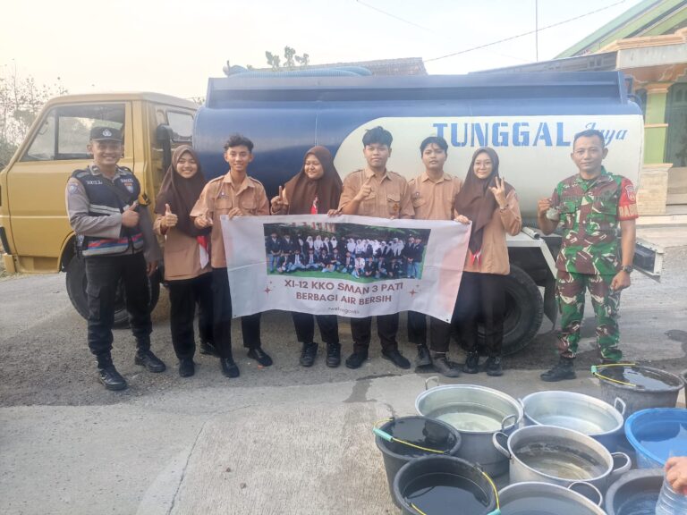 Prihatin Kekeringan di Wilayah Tambakromo, KKO SMU Negeri 3 Pati Berbagi Air Bersih