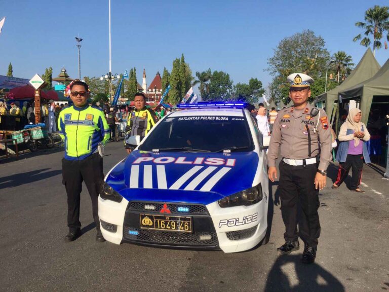 Antisipasi Kerawanan, Petugas Polres Blora Lakukan Pengamanan pada Acara Peringatan Hari Kesehatan di Alun-alun Blora