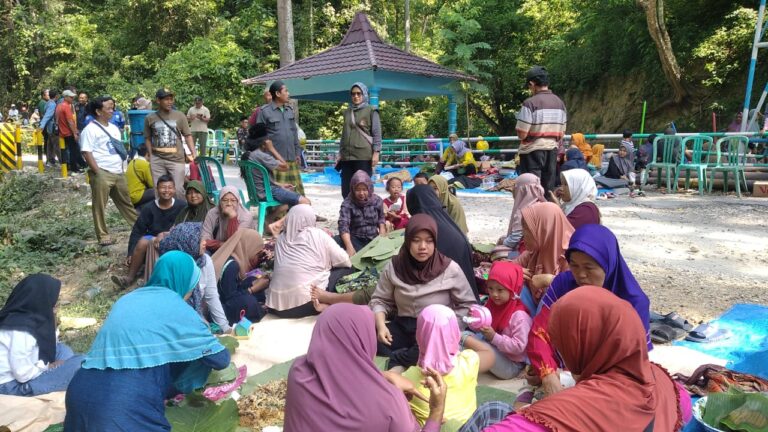 Puluhan Panggang Ayam Warnai Bancaan Magung di Desa Ledok, Sambong