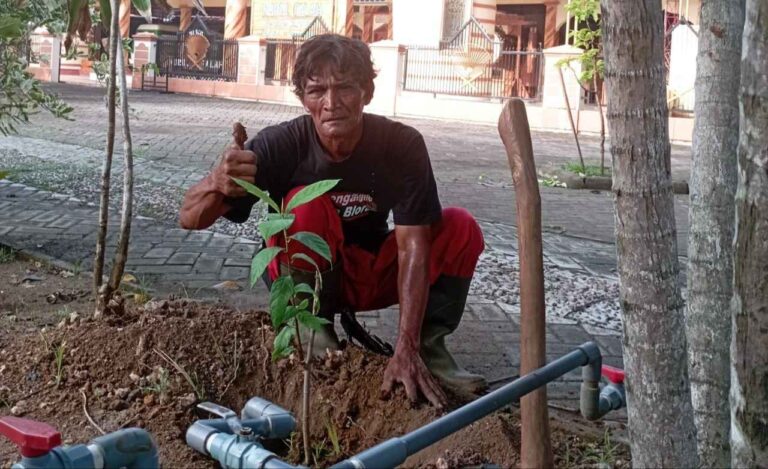 Awali Tahun Baru dengan Tanam Bibit Pohon Sukun, Bambang Sulistya: Supaya Rukun