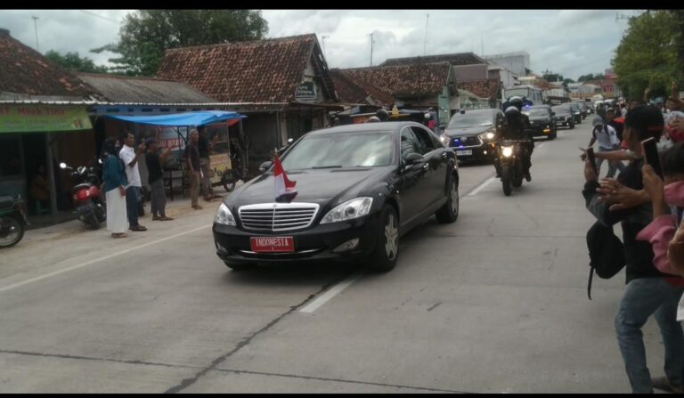 Di Kunduran, Kedatangan Presiden Jokowi Disambut Meriah oleh Warga dan Siswa Sekolah