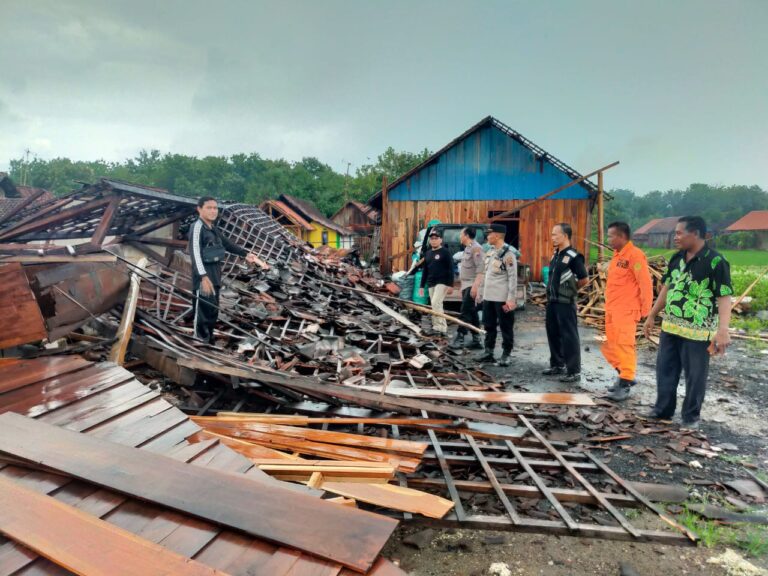 Puting Beliung Sapu Wilayah Randublatung, Sebuah Rumah Warga Desa Ngliron Rata dengan Tanah
