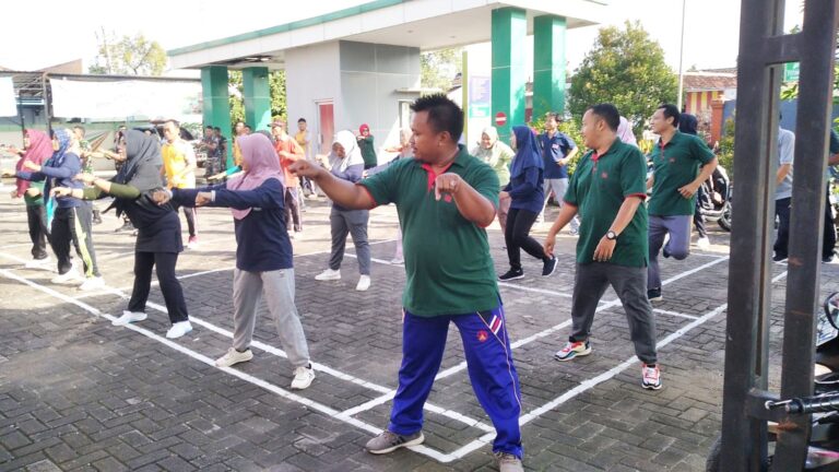 Senam Bersama Forkompincam, Goyangan Anggota PPK Sambong Bikin Heboh