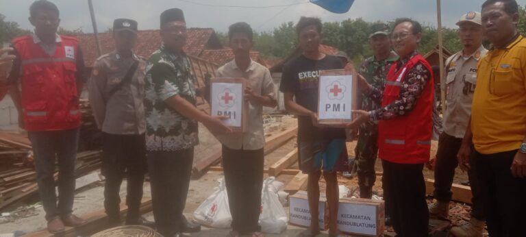 Korban Puting Beliung yang Rumahnya Roboh di Desa Ngliron-Randublatung Terima Bantuan dari Camat, PMI Blora dan Lazismu