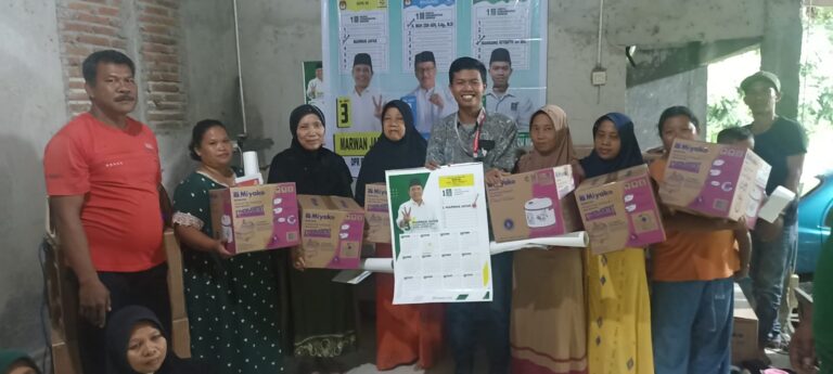Minta Dukungan Warga Desa Prawoto, Caleg PKB Bagikan Alat Memasak Gratis