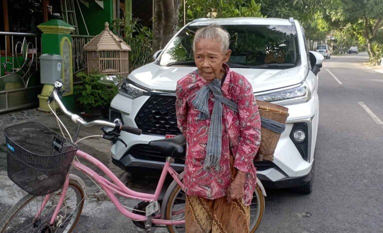 Wajah Sumringah Wanita Bernama Suminah, Lansia Penjual Getuk Keliling di Blora