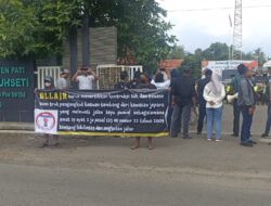 Jalan Rusak Parah, Warga Dukuhseti Demo di Halaman Kantor Kecamatan