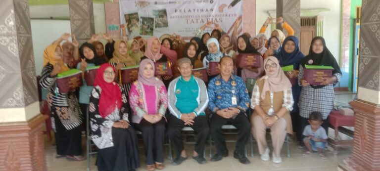 Pelatihan Ketrampilan Tata Rias di Desa Temulus-Randublatung Diikuti 25 Peserta