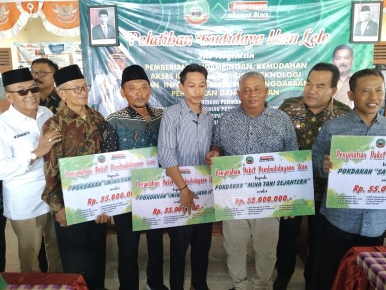 Bupati Blora Berikan Bantuan Bibit Lele Rp 300 Juta kepada Kelompok Peternak Ikan “Minta Tani” Desa Tanjung, Kedungtuban