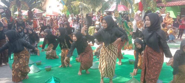 Bancaan di Makam Mbah Boyang dengan 18 Gunungan, Sedekah Bumi di Randublatung Dimeriahkan Seni Barongan