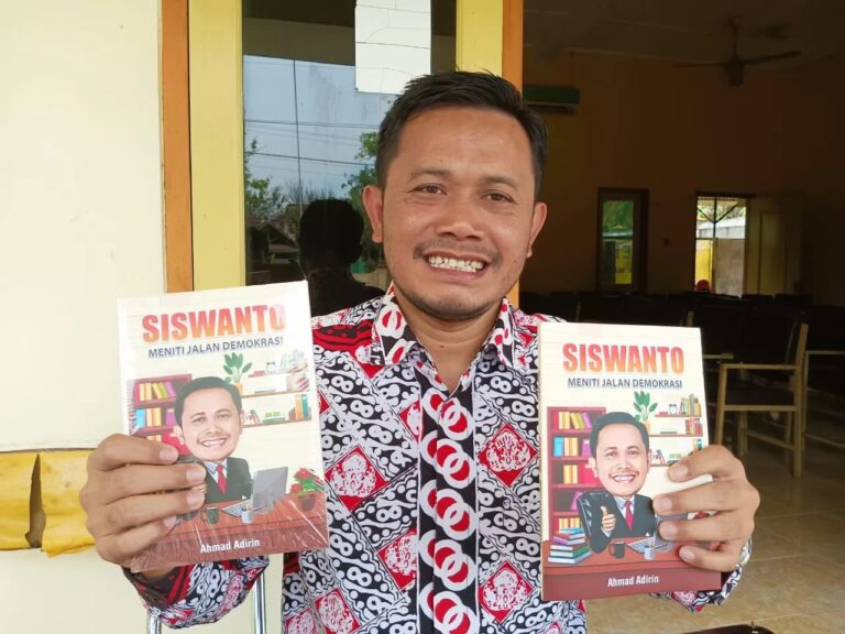 Refleksi Perjalanan Wakil Ketua DPRD Blora, Siswanto dalam Buku Terbaru Ahmad Adirin