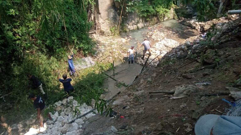 Ajak Wartawan Tinjau Lokasi Proyek, Ketua RW.03 Cepu Cekik Leher Warganya