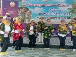 TP PKK Apresiasi KORMI Blora Gelar Senam Wisata di Pantai Kelapa Tuban