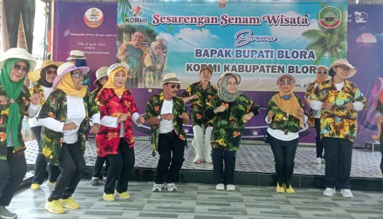 TP PKK Apresiasi KORMI Blora Gelar Senam Wisata di Pantai Kelapa Tuban