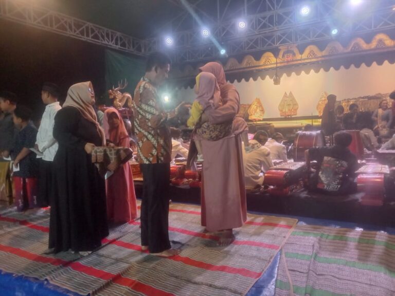 Akhir Bulan Suro, Kades Mendenrejo Gelar Tasyakuran dan Pentas Wayang Kulit Semalam Suntuk