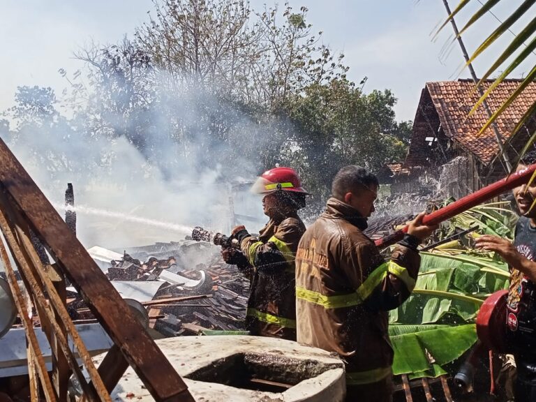 Terdengar Suara Ledakan di Dapur, Tujuh Rumah di Desa Jeruk Habis Terbakar